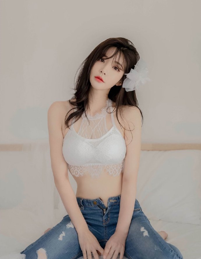 白色吊带搭配牛仔裤可爱美女图片