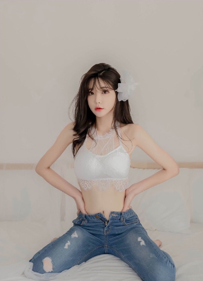 白色吊带搭配牛仔裤可爱美女图片