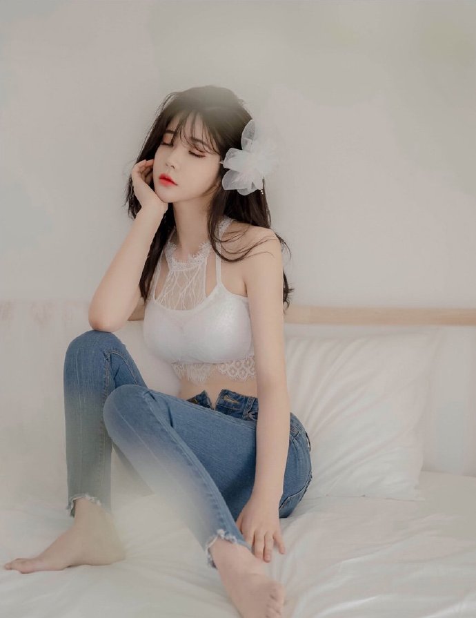 白色吊带搭配牛仔裤可爱美女图片