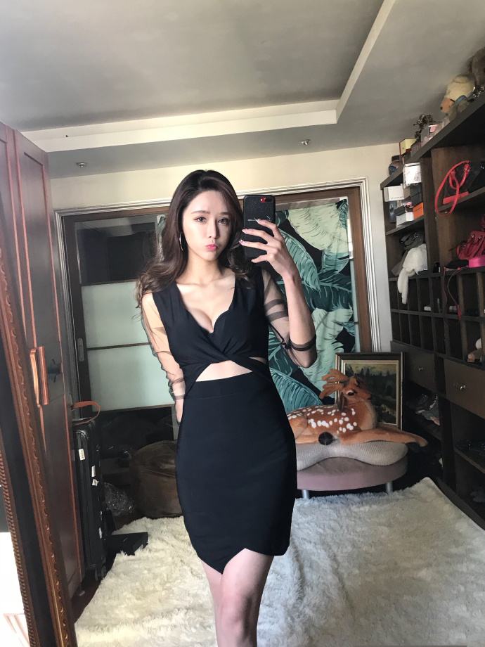 小黑裙子好看的美女自拍照图片