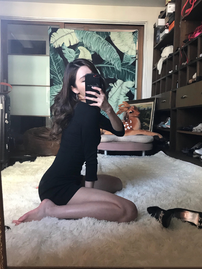 小黑裙子好看的美女自拍照图片