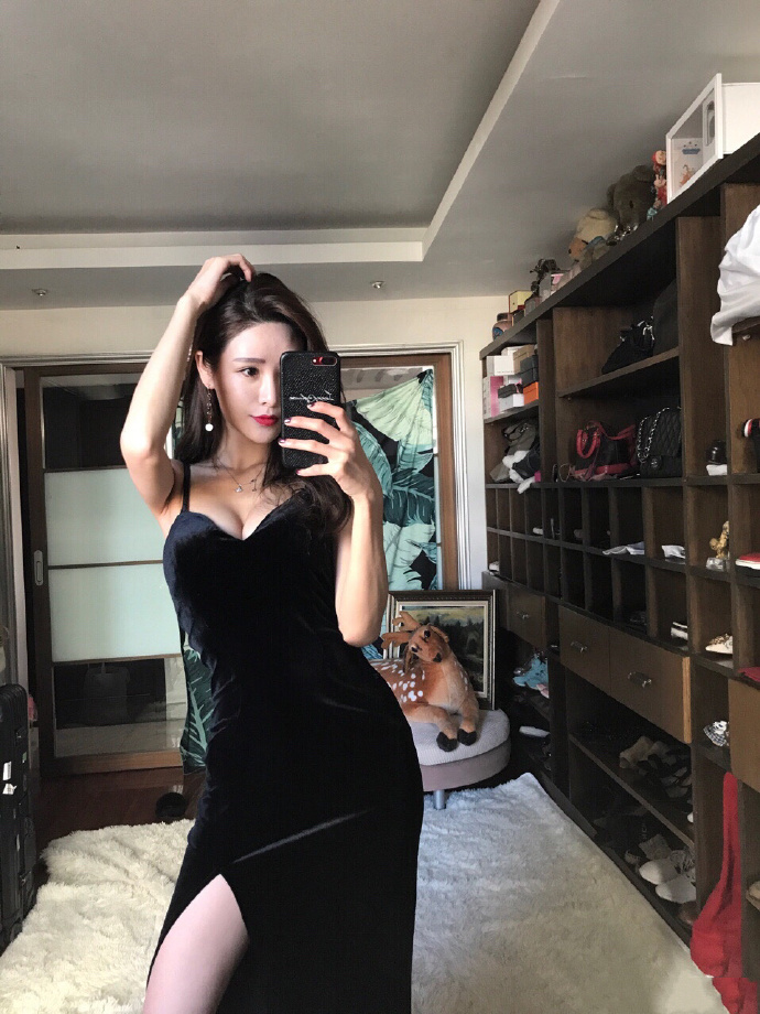 小黑裙子好看的美女自拍照图片