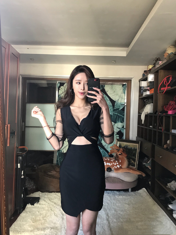 小黑裙子好看的美女自拍照图片