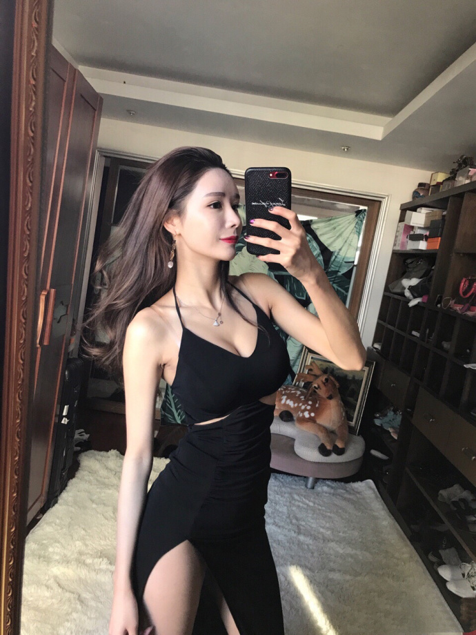 小黑裙子好看的美女自拍照图片
