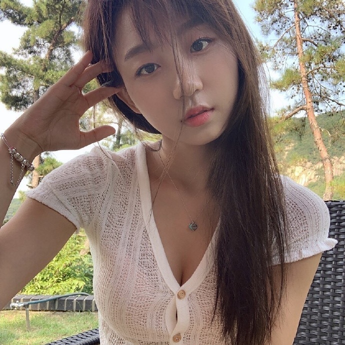 单眼皮美女自拍照图片