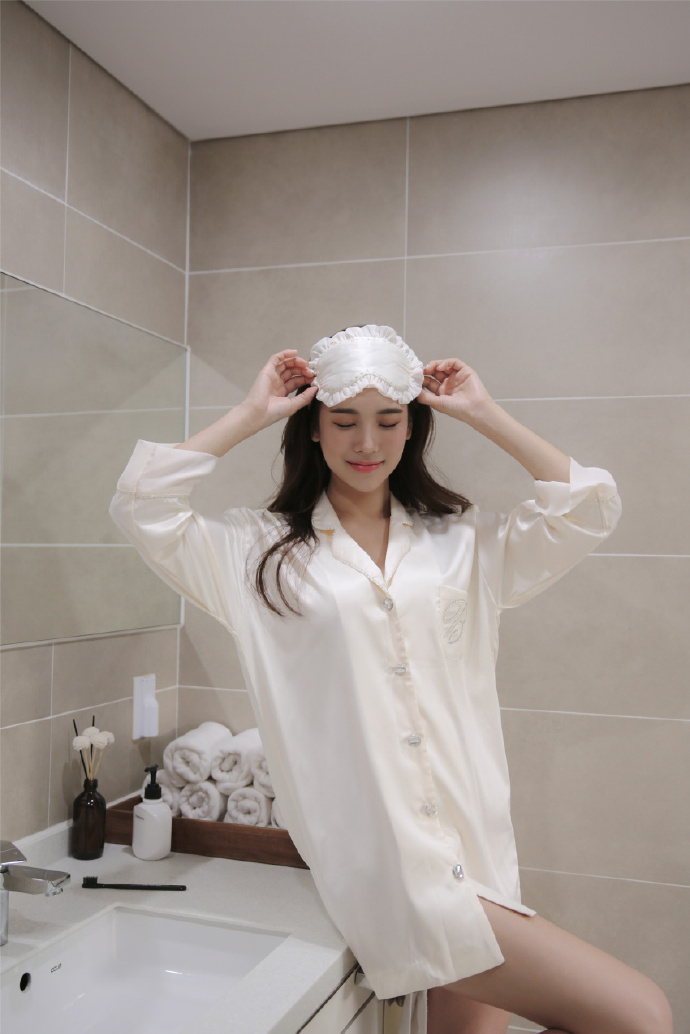 白衬衫居家服美女图片 慵懒的小姑娘最惹男人喜