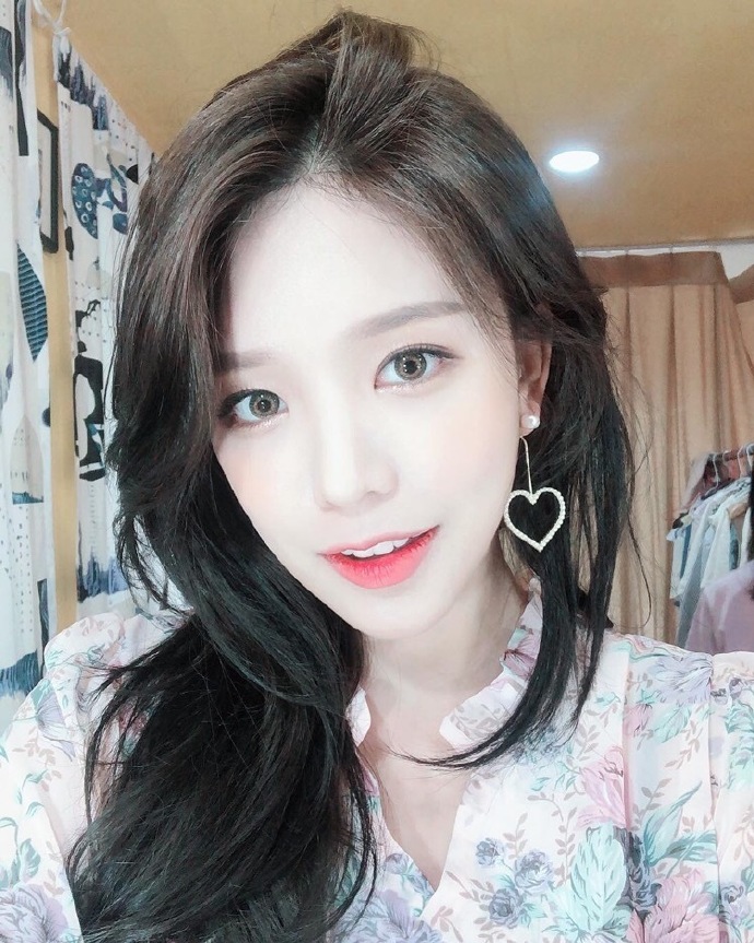 清新脱俗赏心悦目的清纯美女自拍照图片