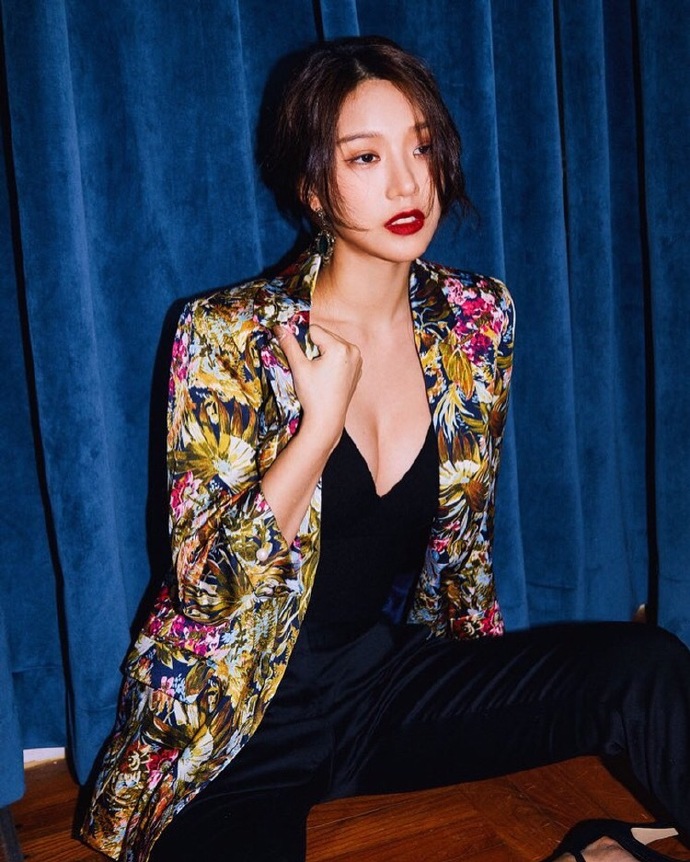 清新脱俗赏心悦目的清纯美女自拍照图片