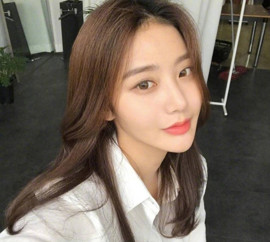 女神标配的慵懒风中长发美女图片