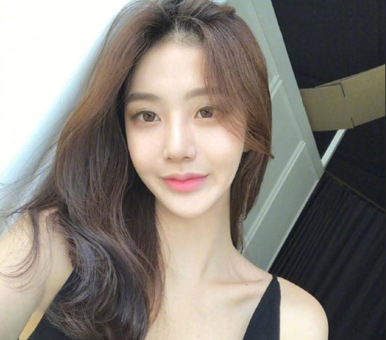 女神标配的慵懒风中长发美女图片