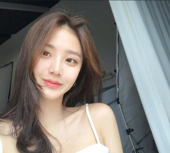 女神标配的慵懒风中长发美女图片