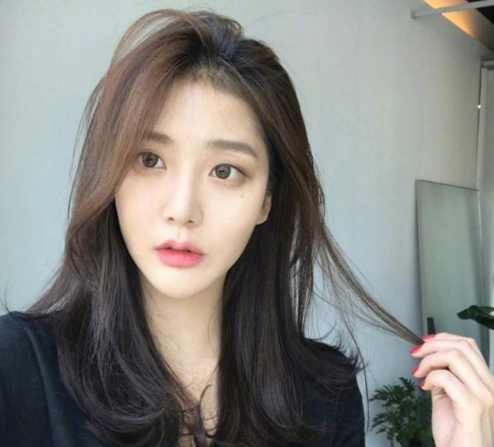 女神标配的慵懒风中长发美女图片