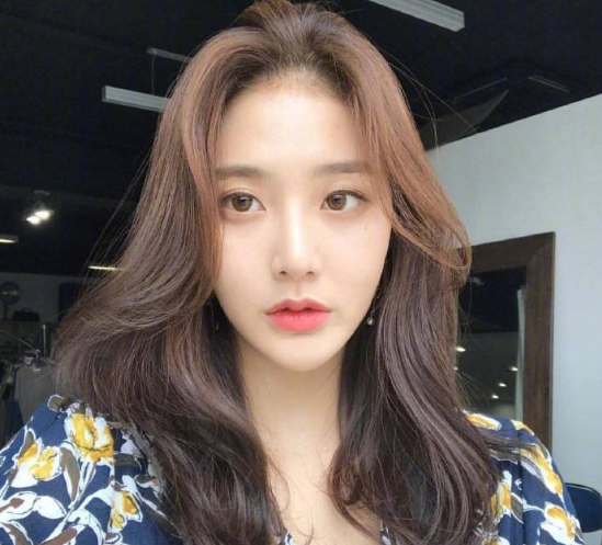 女神标配的慵懒风中长发美女图片