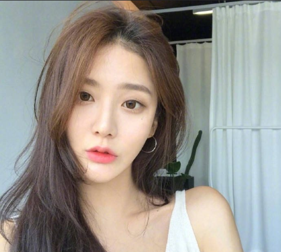 女神标配的慵懒风中长发美女图片