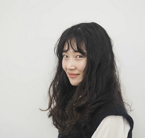 中长发美女图片 自然风格的烫发发型图片