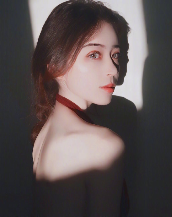俄罗斯美女图片 95后的中俄混血美女Nadia Bean图片