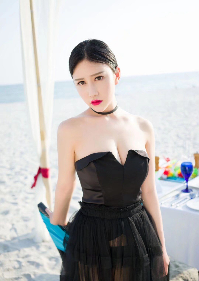 黑裙子美女掀裙子图片