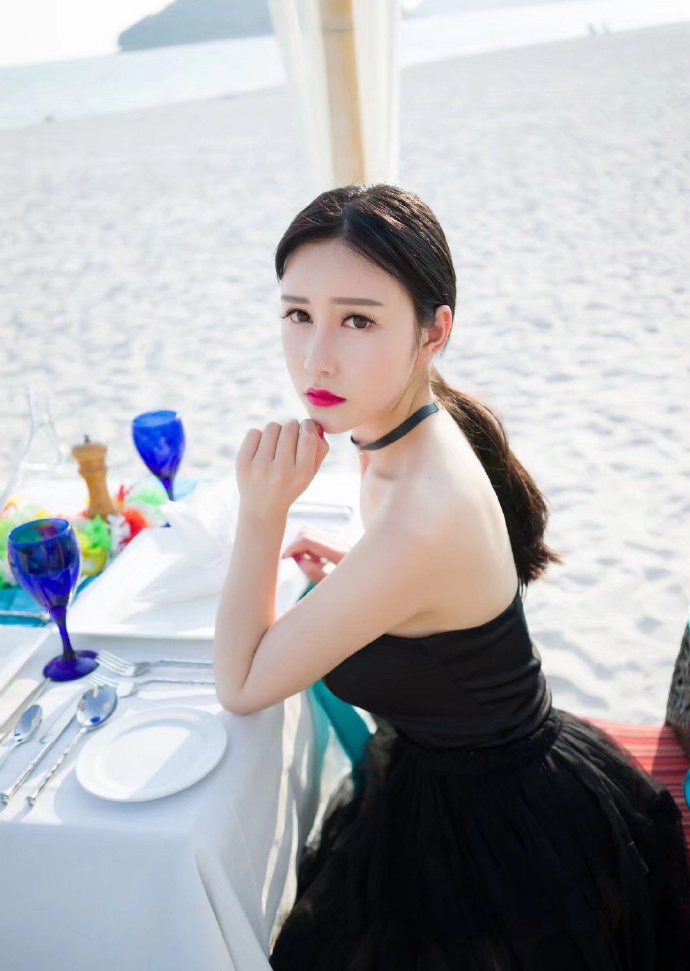 黑裙子美女掀裙子图片