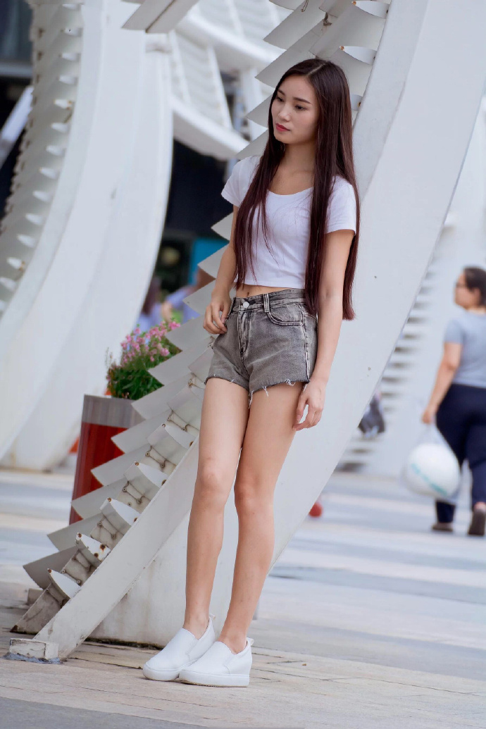 超短裤美女图片 街拍美女休闲穿搭图片