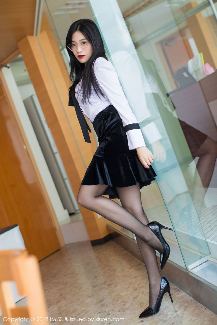 丝袜美女图片 性感女老师的诱惑图片