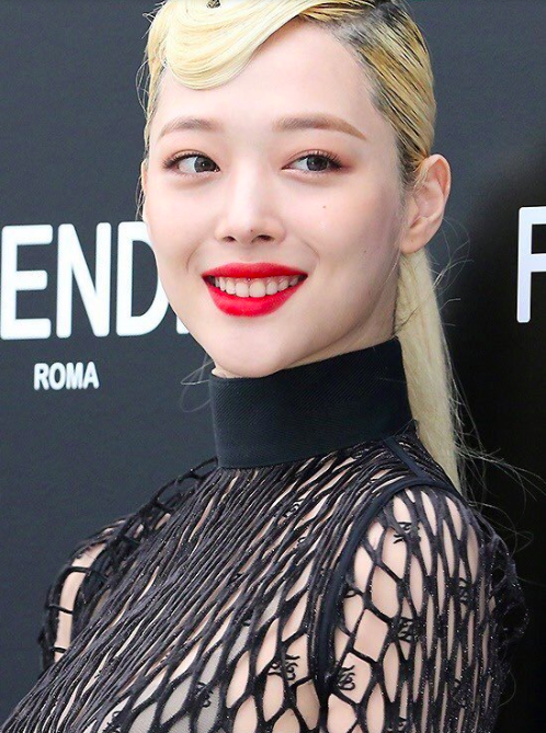 韩国美女图片 女明星崔雪莉身穿渔网透视装出席