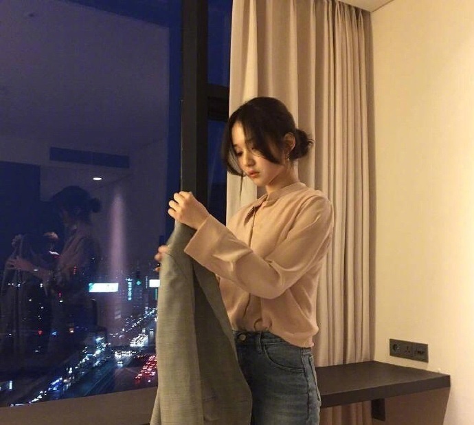 随性的低丸子头发型气质美女图片