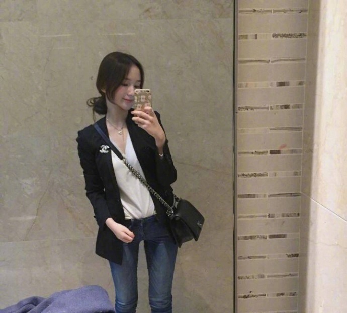 随性的低丸子头发型气质美女图片
