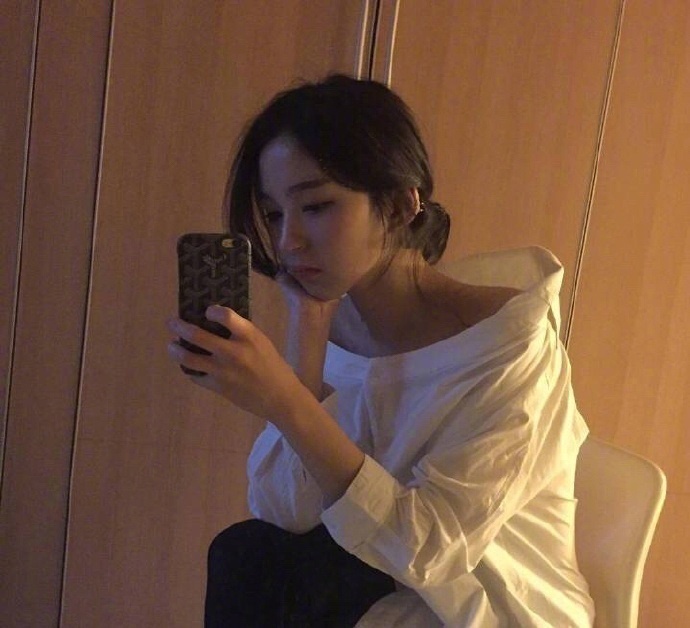 随性的低丸子头发型气质美女图片