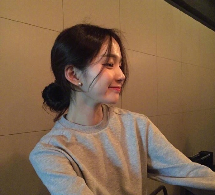 随性的低丸子头发型气质美女图片