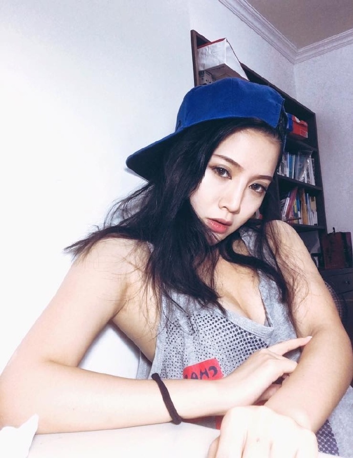 酒窝美女自拍照图片迷人的乳沟图片