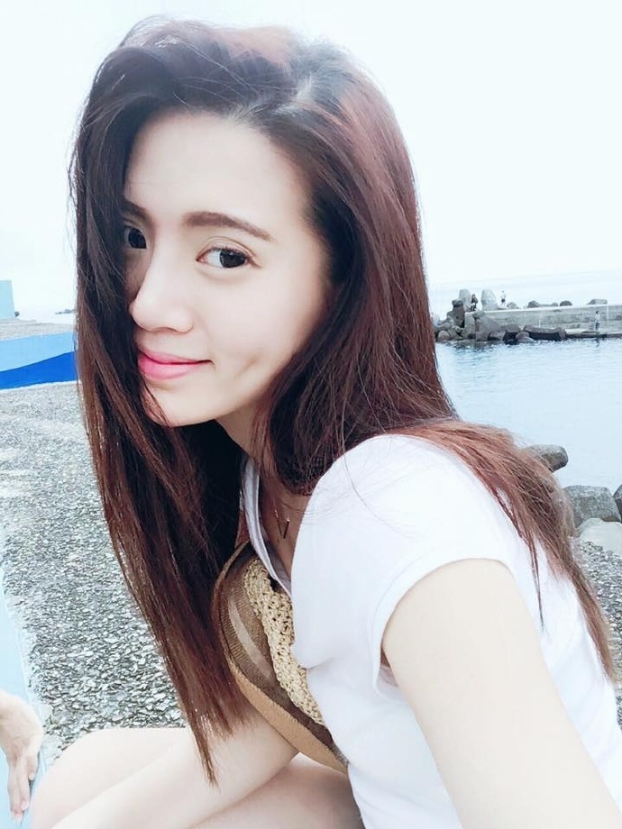 酒窝美女自拍照图片迷人的乳沟图片