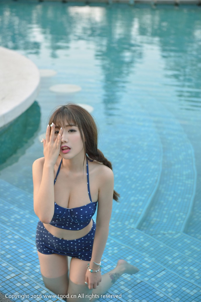 游泳池美女图片  清纯少女写真图片