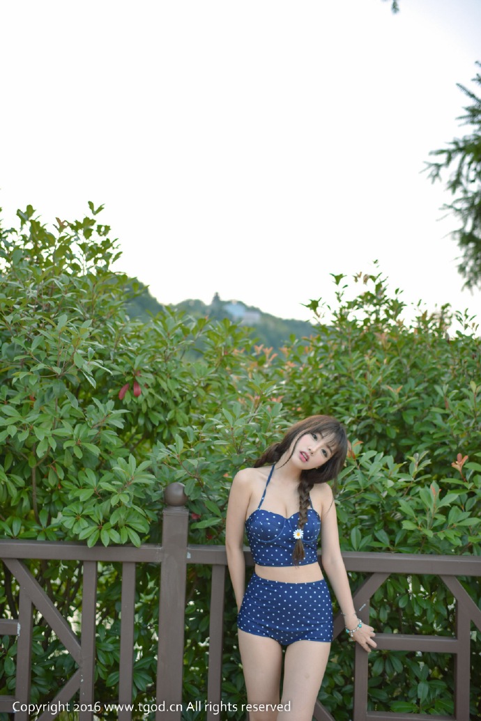 游泳池美女图片  清纯少女写真图片