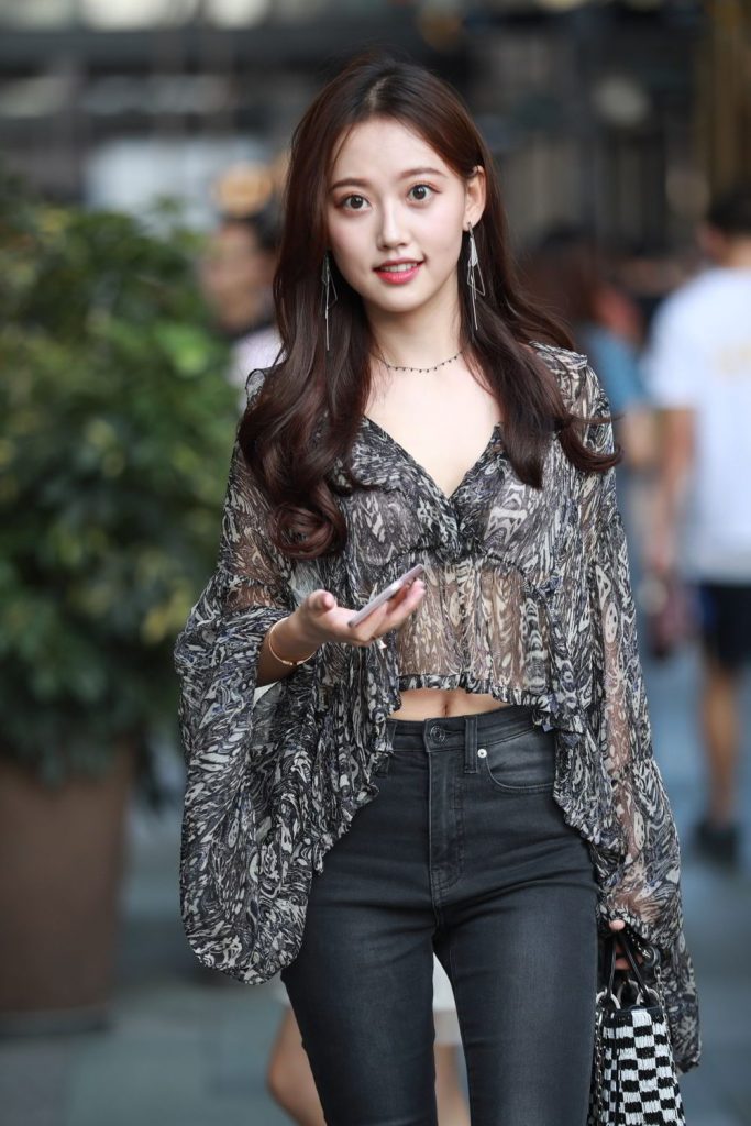 牛仔裤街拍美女图片 可爱的小姐姐图片