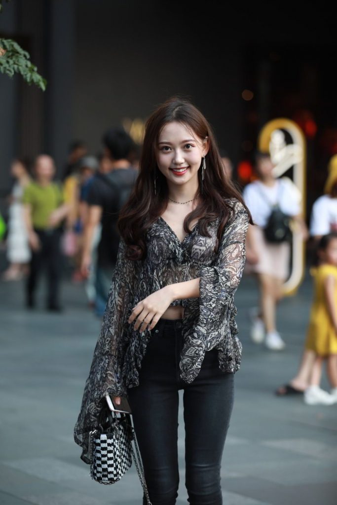 牛仔裤街拍美女图片 可爱的小姐姐图片