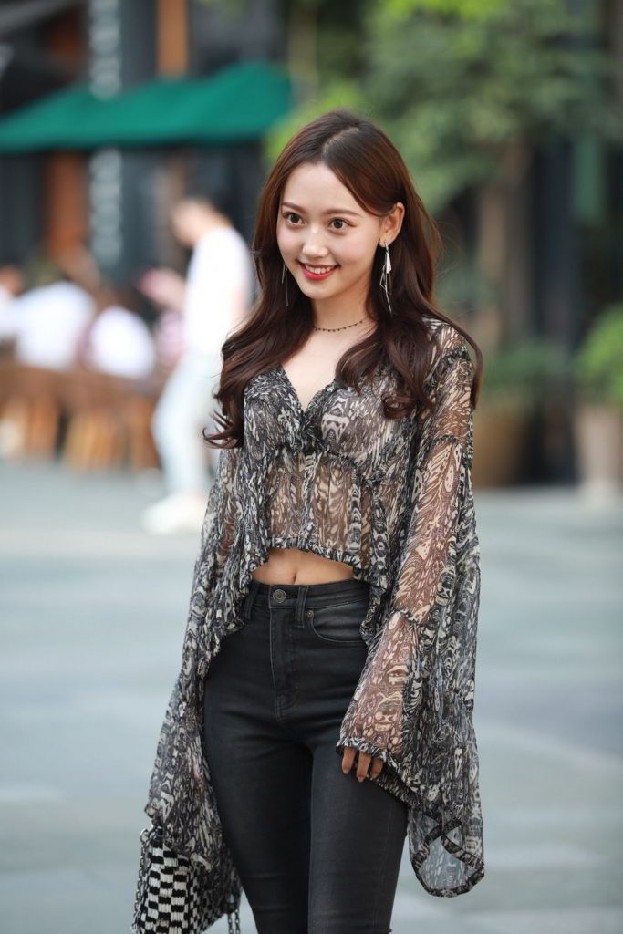 牛仔裤街拍美女图片 可爱的小姐姐图片