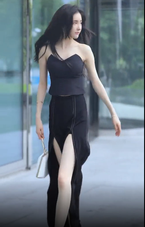 高开叉长裤美女街拍图片