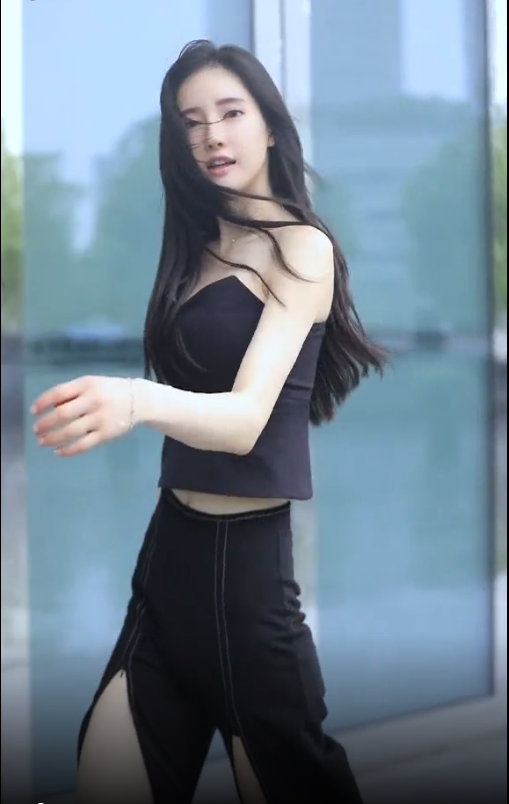 高开叉长裤美女街拍图片