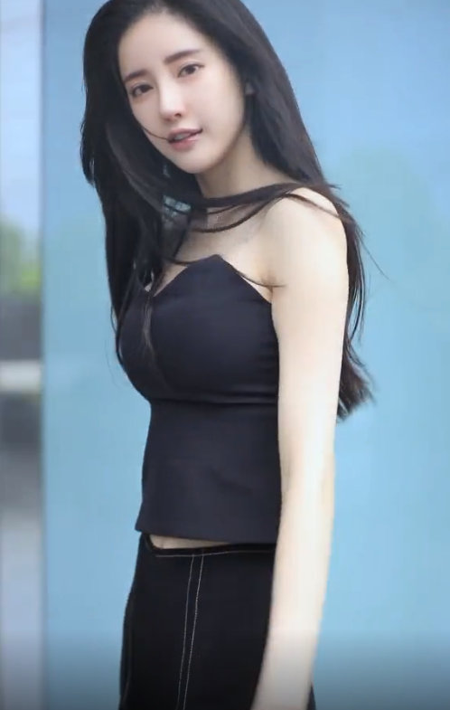 高开叉长裤美女街拍图片