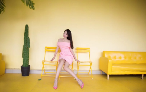 清纯美女图片 艺淇粉色系唯美写真图片
