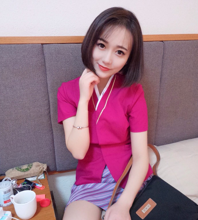 高颜值清纯美女短发空姐图片