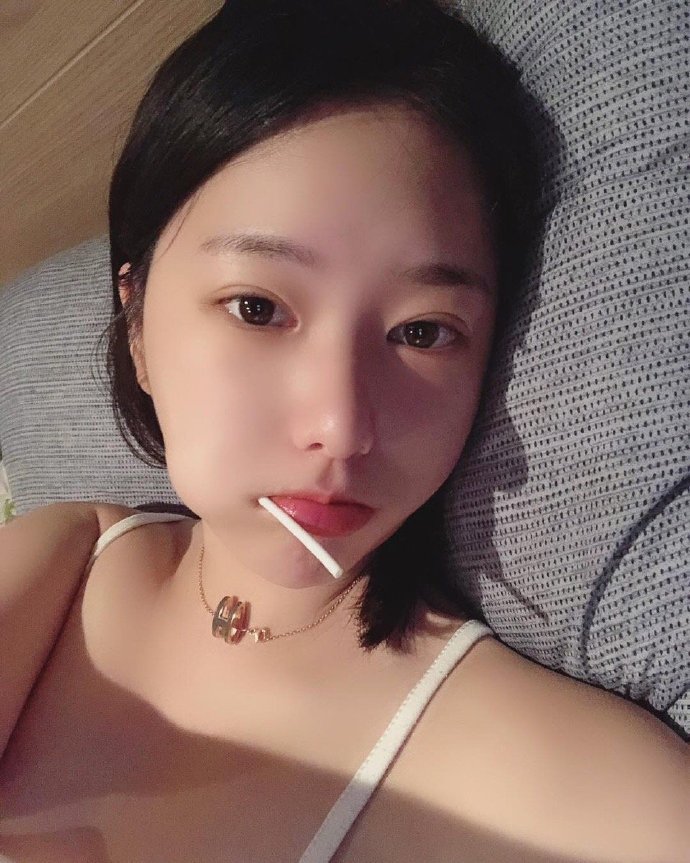 吃棒棒糖的清纯妹子自拍照图片