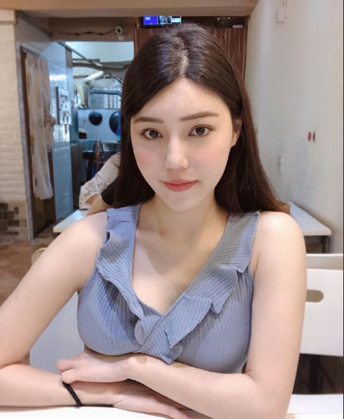 ins网络美女rongs图片