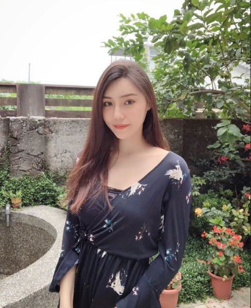 ins网络美女rongs图片
