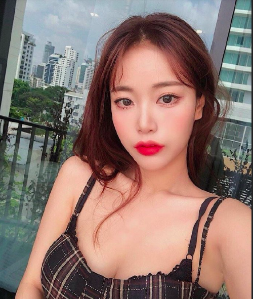 可爱的网红嫩模美女自拍照图片