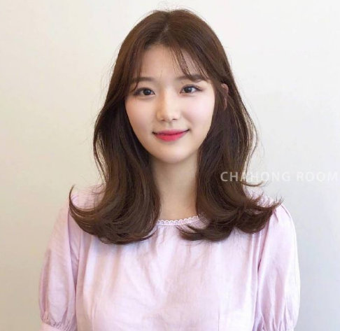 浓浓女人味的自然卷发美女图片