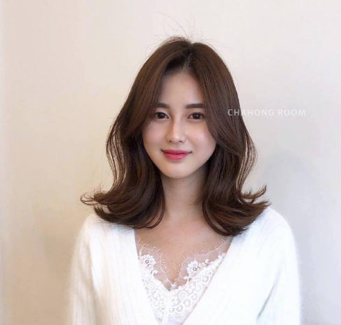 浓浓女人味的自然卷发美女图片