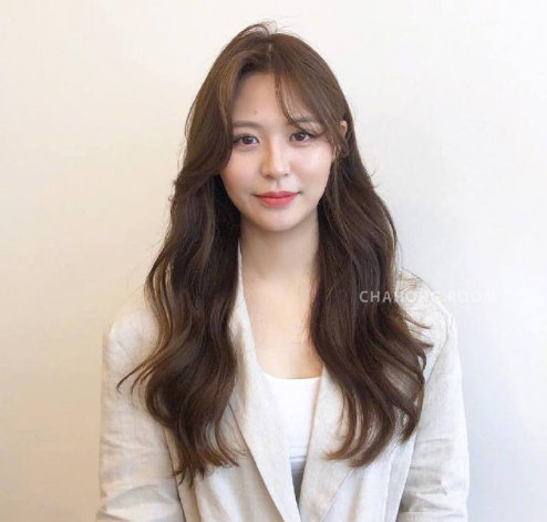 浓浓女人味的自然卷发美女图片