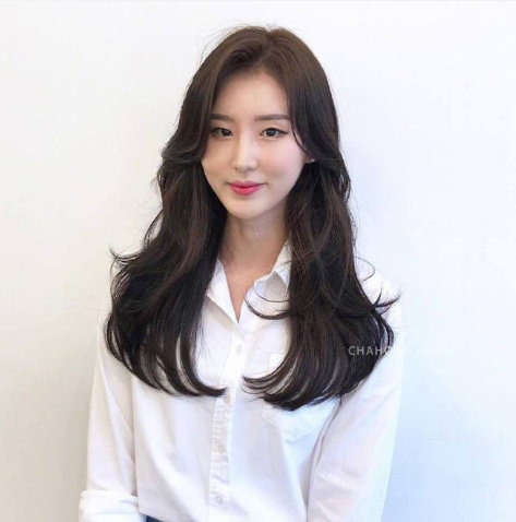 浓浓女人味的自然卷发美女图片