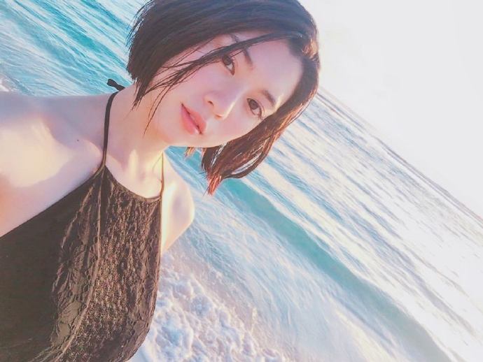 日本美女模特三吉彩花生活自拍照图片